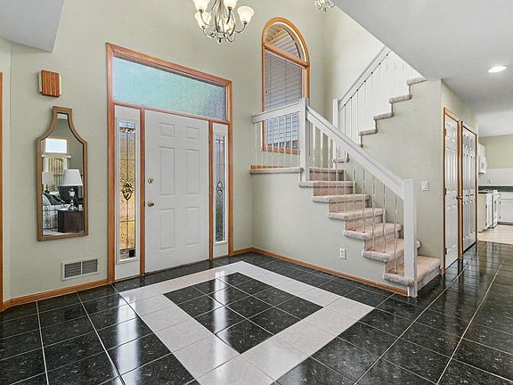 4th image of 50777 Cambridge Dr