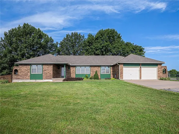 916 S Prairie Ln, Raymore, MO 64083