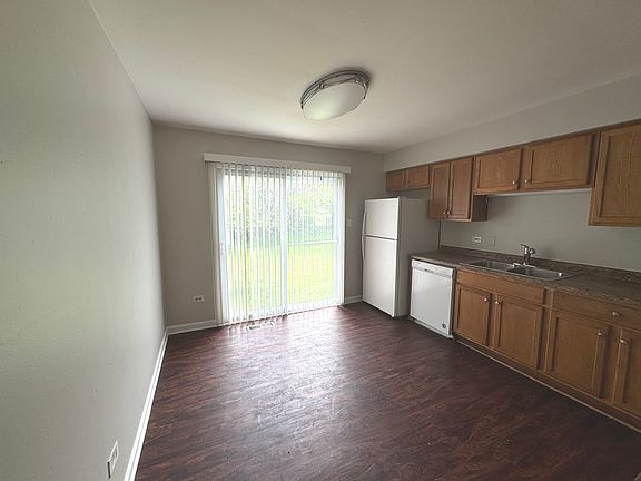 4th image of 18701 Oakwood Ave