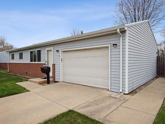 4th image of 1325 Woodglen Ave
