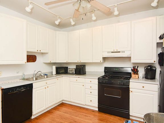 3rd image of 1517 W Oakdale Ave #2