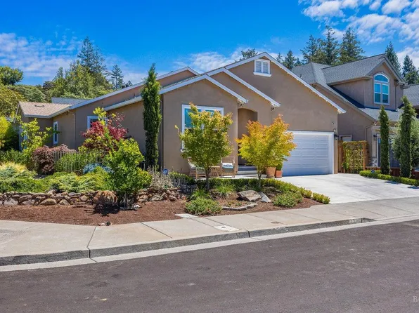 3700 Paxton Place, Santa Rosa, CA 95404