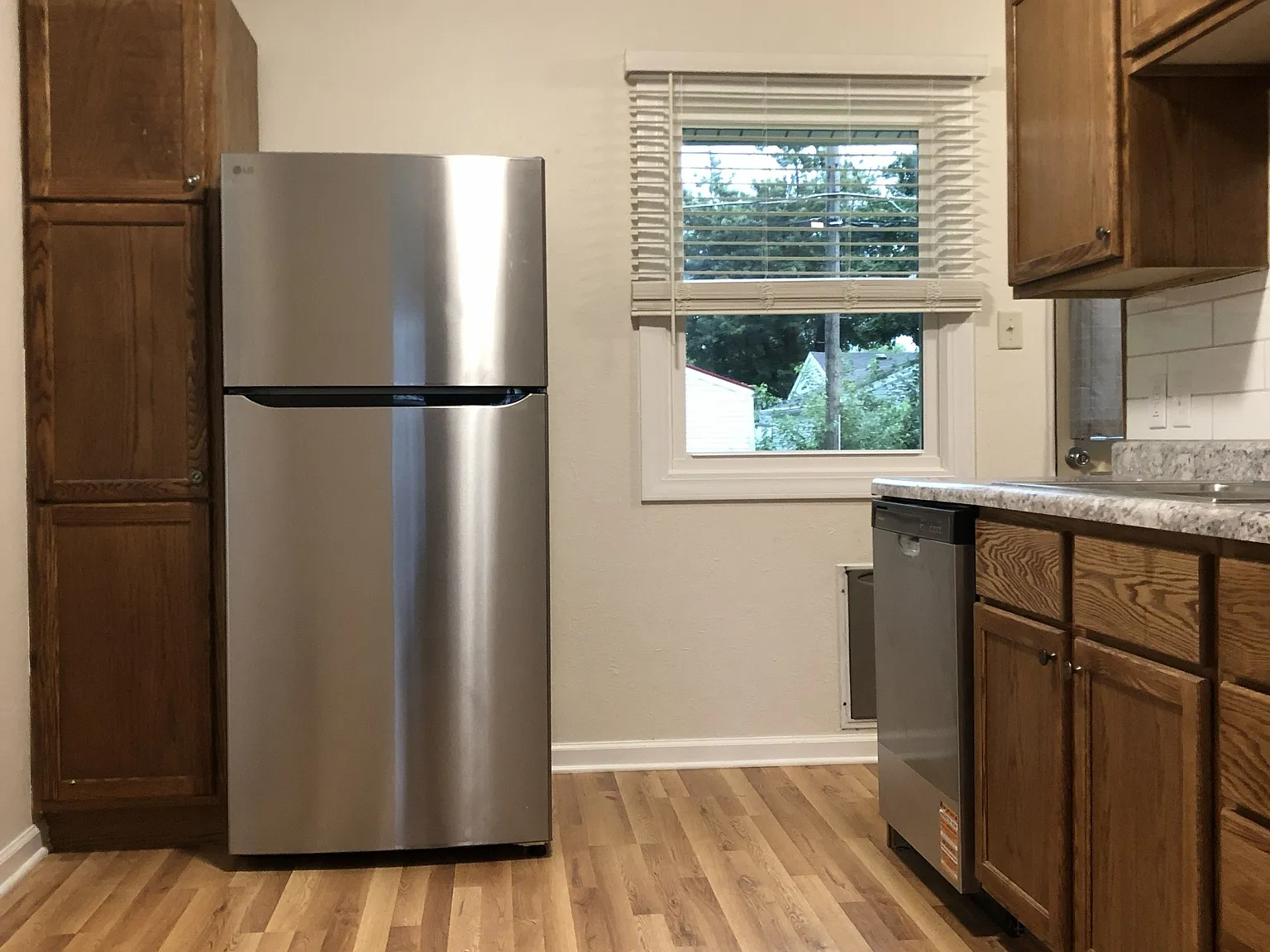 3 bed, 1.5 bath, 864 sqft, $1,130 — Photo 2