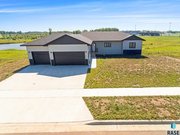 823 Harter Dr, Madison, SD 57042