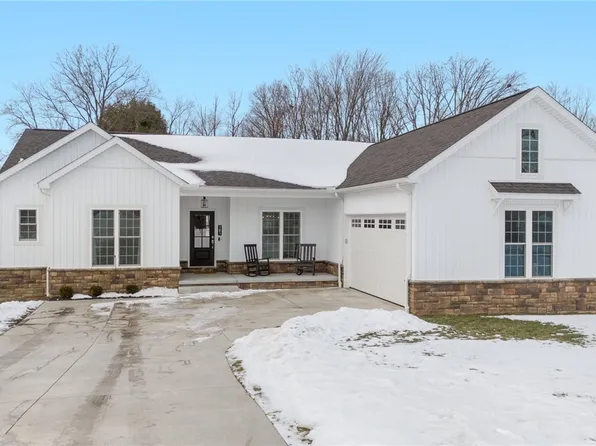 181 Hawkins Ln, Columbiana, OH 44408
