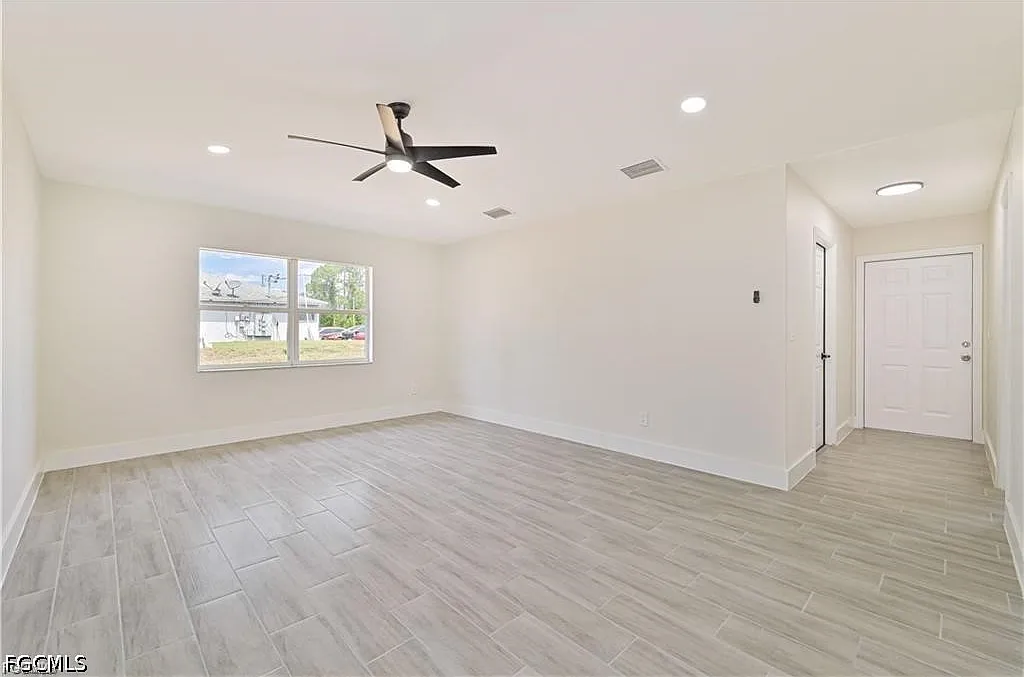 3 bed, 2.0 bath, 1025 sqft, $1,900 — Photo 2