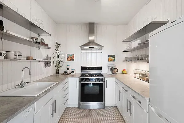 Rented by SERHANT. | media 9