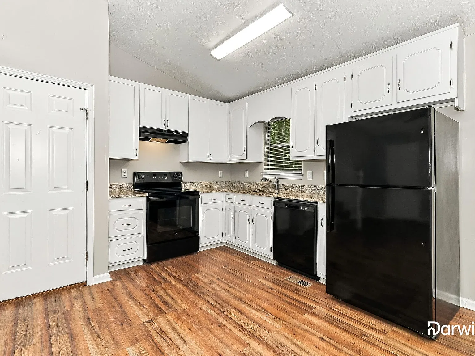 3 bed, 2.0 bath, 1116 sqft, $1,630 — Photo 4