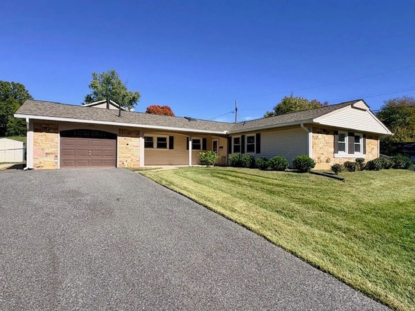 4 Bedroom Single Family House in Bowie — Photo 1