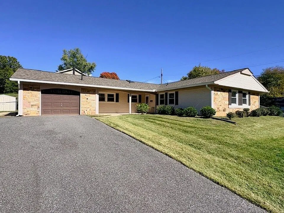 16003 Pond Meadow Ln