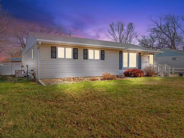 942 Sunset Dr, Vermillion, SD 57069