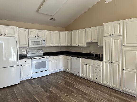 Open floorplan kitchen.