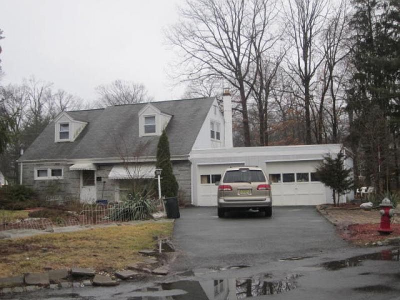 1st image of 25 Woodcrest Dr