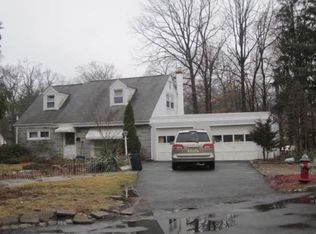 25 Woodcrest Dr, Livingston, NJ 07039