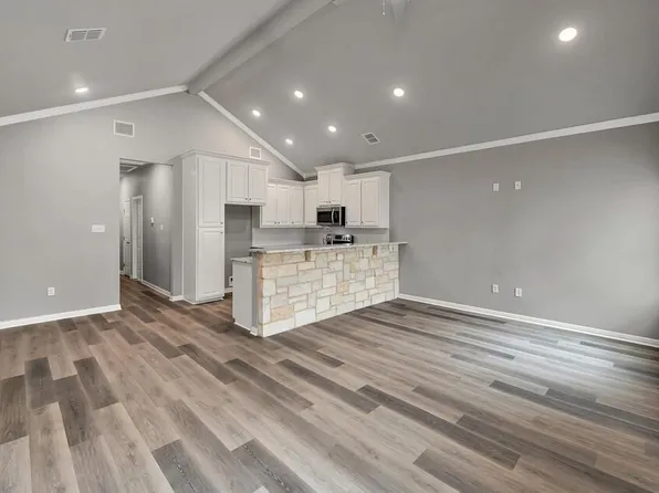 524 Alamo Ct, McGregor, TX 76657