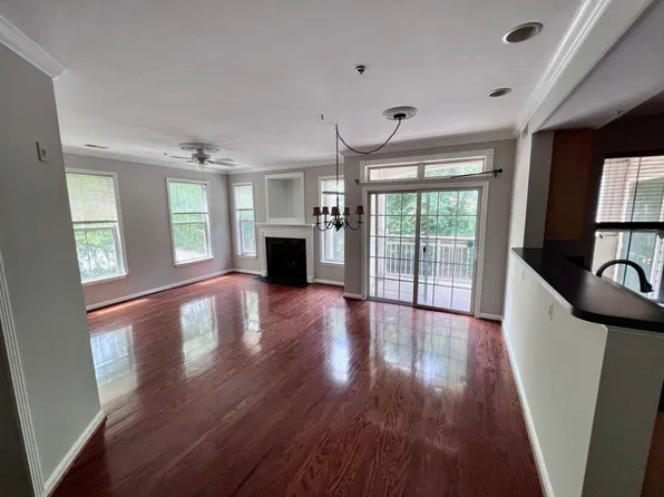 5116 Donovan Dr APT 207, Alexandria, VA 22304