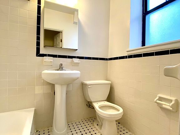 5th image of 490 E 74th St APT 3c