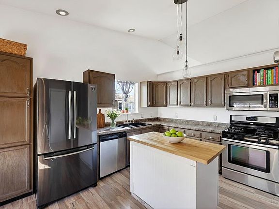 3rd image of 636 Grant Street