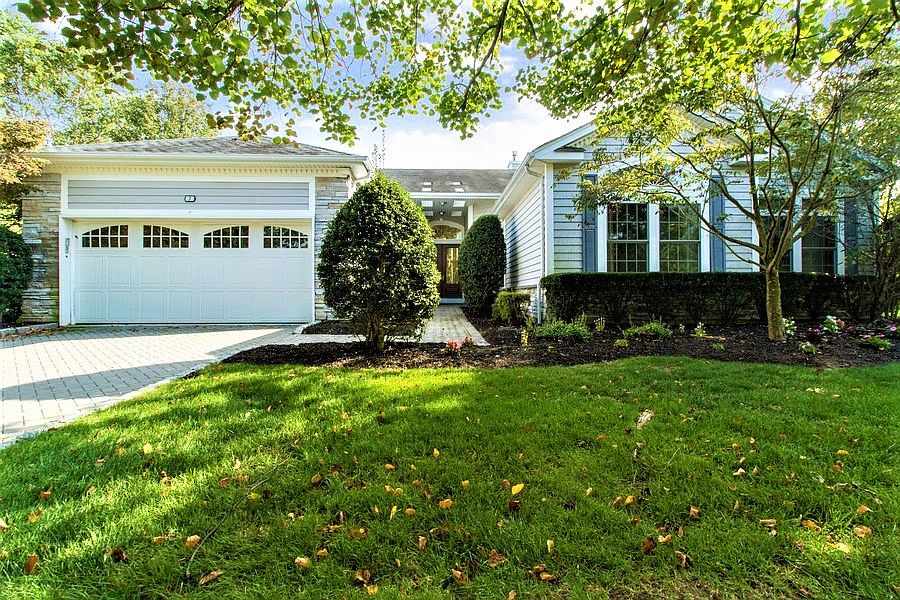 1st image of 7 Hamlet Woods Dr