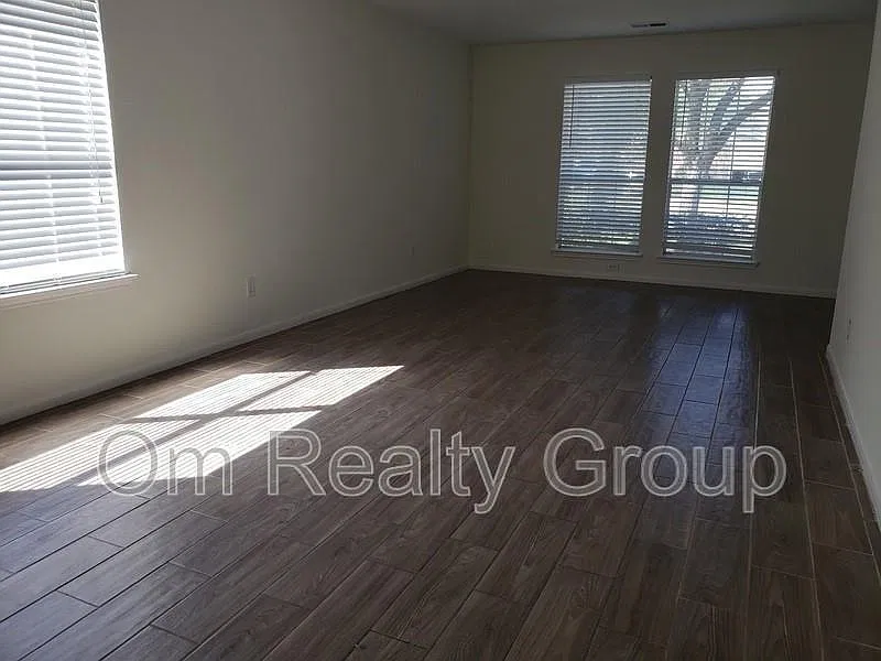 4 bed, 2.5 bath, 2738 sqft, $1,950 — Photo 3