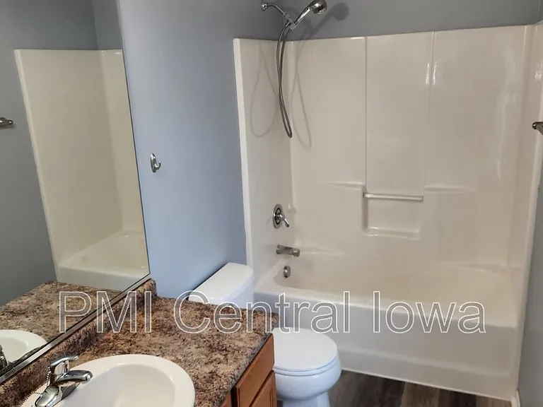 305 NE Kingwood — Photo 8