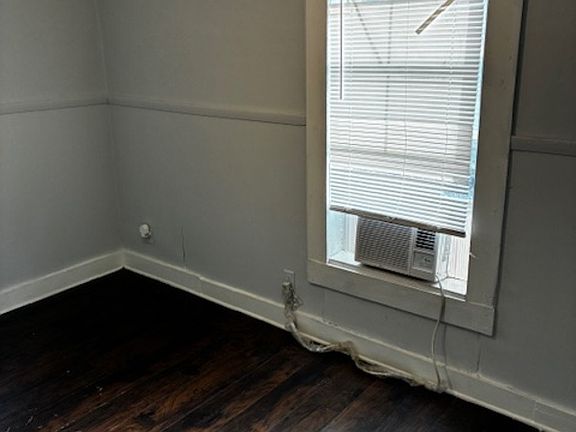 4th image of 7121 Bloxham Ave