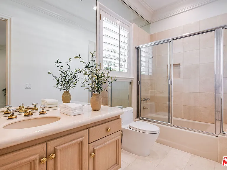 915 N Rexford Dr — Photo 35