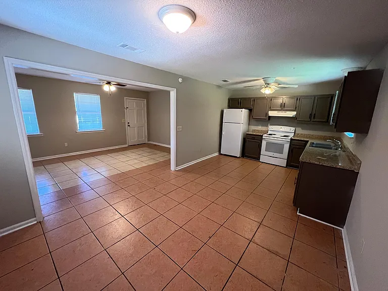 813 Robin Hood Trl — Photo 17