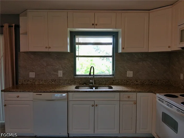 893 Iris Dr — Photo 5