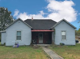 223 W 7th St, Flora, IL 62839