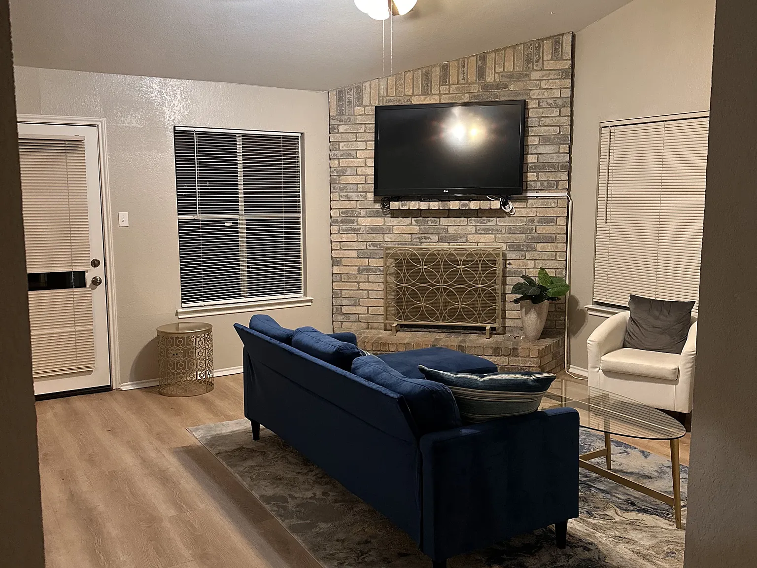 16402 Parkway Dr — Photo 2