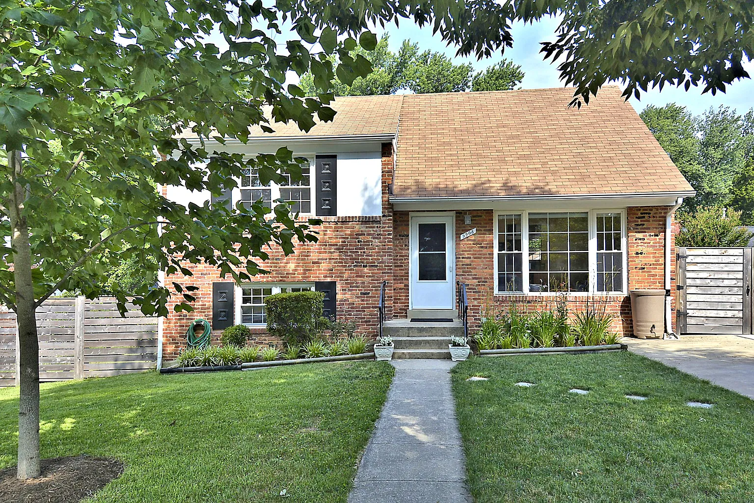9908 Grayson Ave photo 1