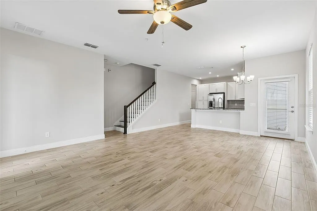 3 bed, 2.5 bath, 1978 sqft, $3,100 — Photo 2
