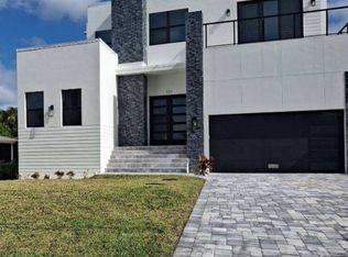 121 W Hilo St, Naples, FL 34113