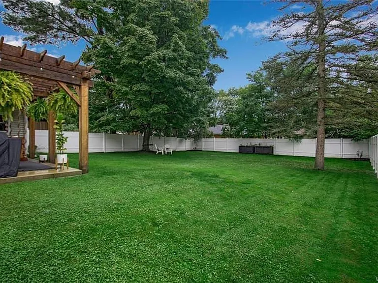 265 Perry St — Photo 5