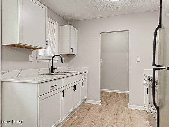 4th image of 1729 Village Ln