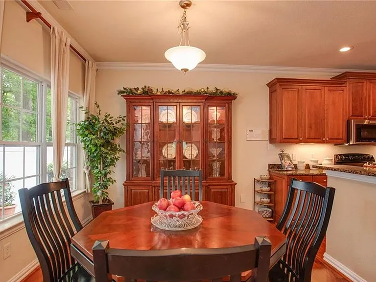 1032 Horton Pl — Photo 2