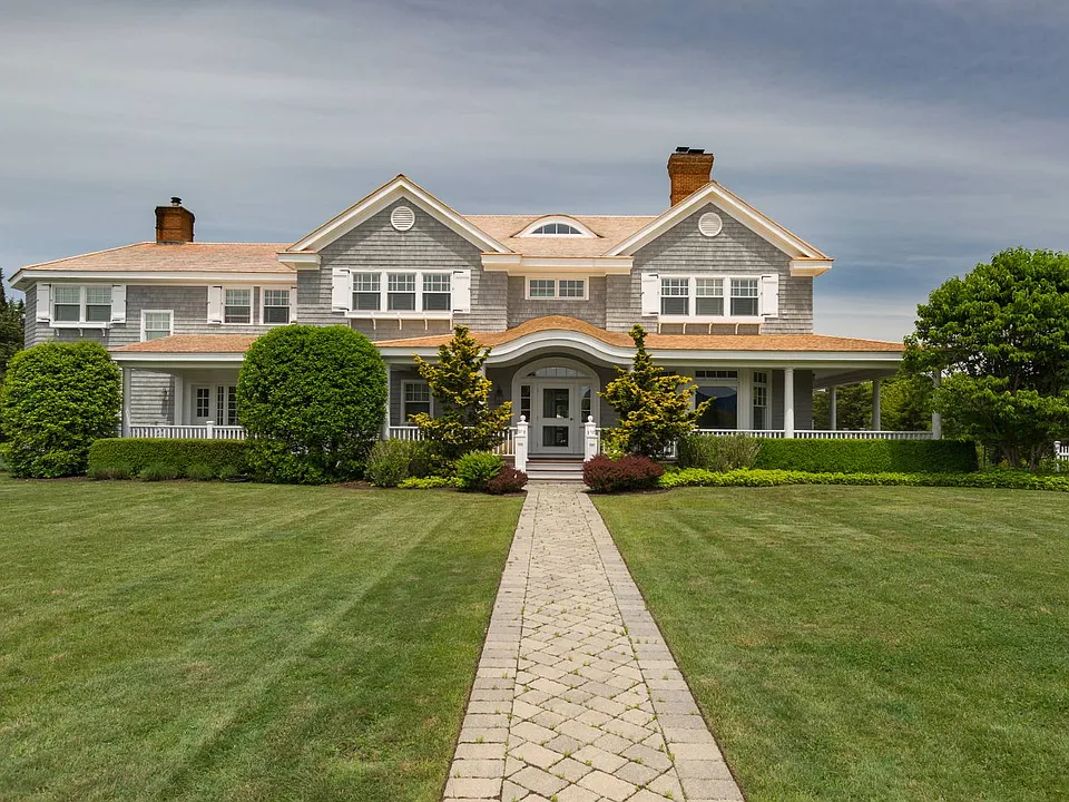 4 Hobart Ln