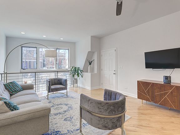 2nd image of 1043 N Winchester Ave APT 1