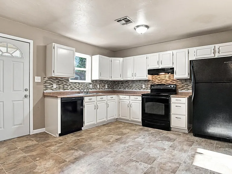 4705 S Hudson Ave — Photo 3