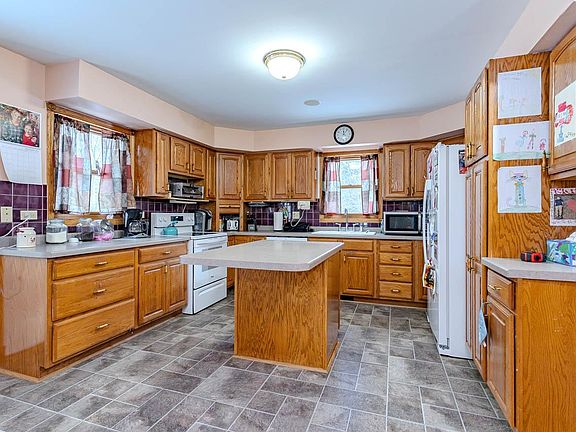 4th image of 625 Wilson St