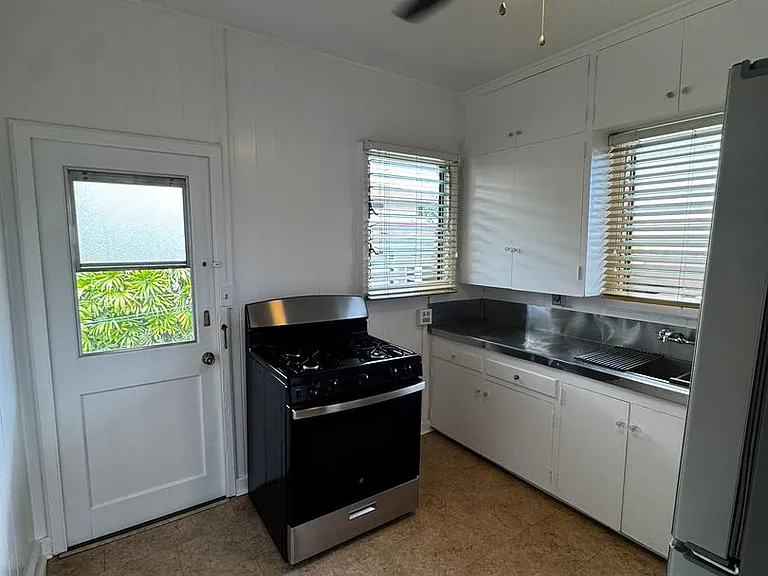 3317 Hinano St — Photo 8