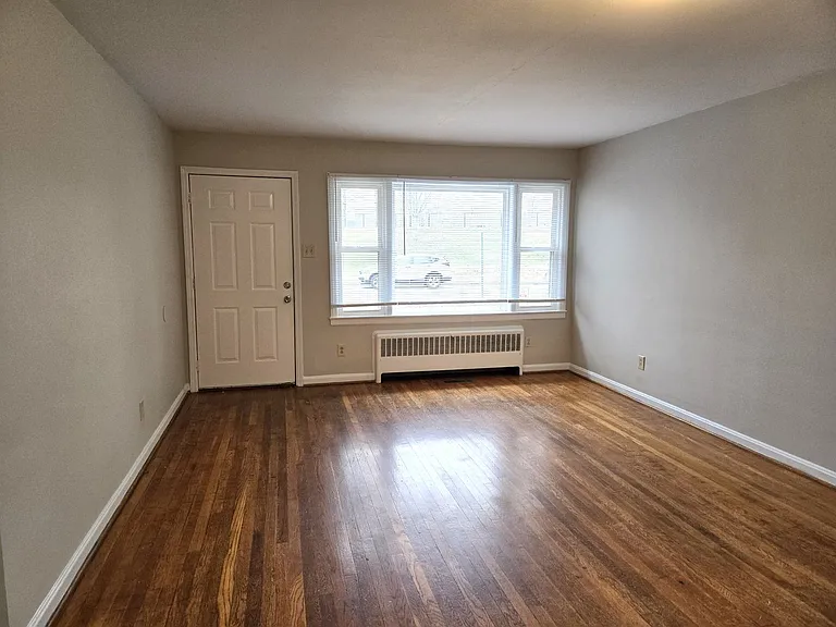 401 Springhill Dr — Photo 2