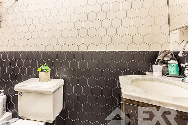 Rented by EXR | media 10