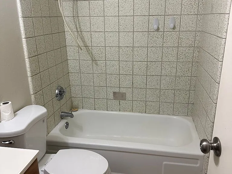 912 Feather Dr — Photo 2