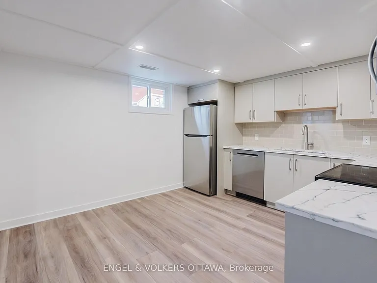 896 Pinewood Cres #3 — Photo 13