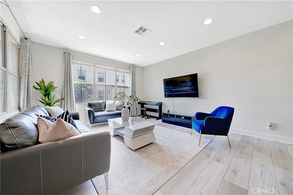 2 bed, 2.5 bath, 1716 sqft, $4,200 — Photo 2