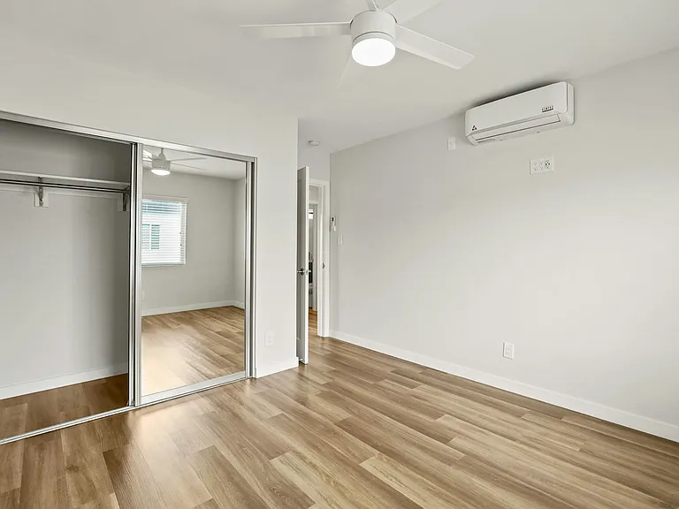 1358 W 36th St #4 — Photo 13