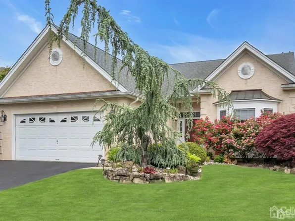6 Monterey Ct, Monroe Township, NJ 08831