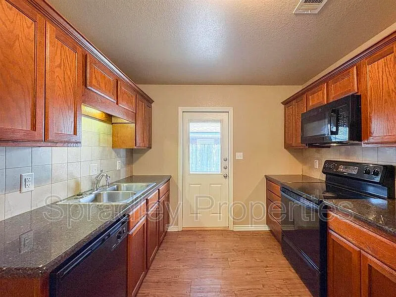 3 bed, 2.0 bath, 1300 sqft, $1,395 — Photo 4